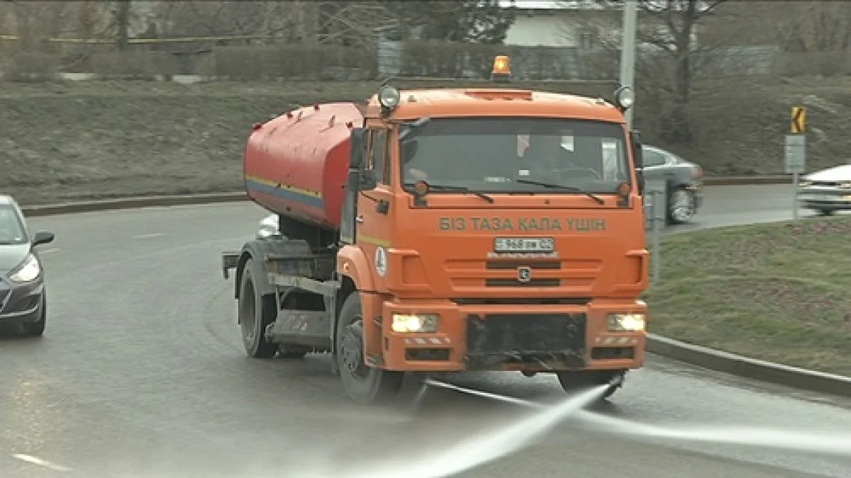 Алматының коммуналдық қызмет өкілдері лас көшелерді тазалауда