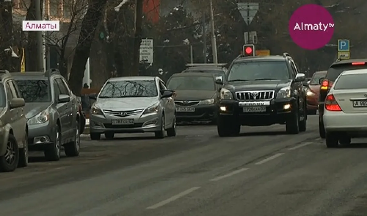 Грабитель под видом покупателя угнал элитный автомобиль в Алматы 