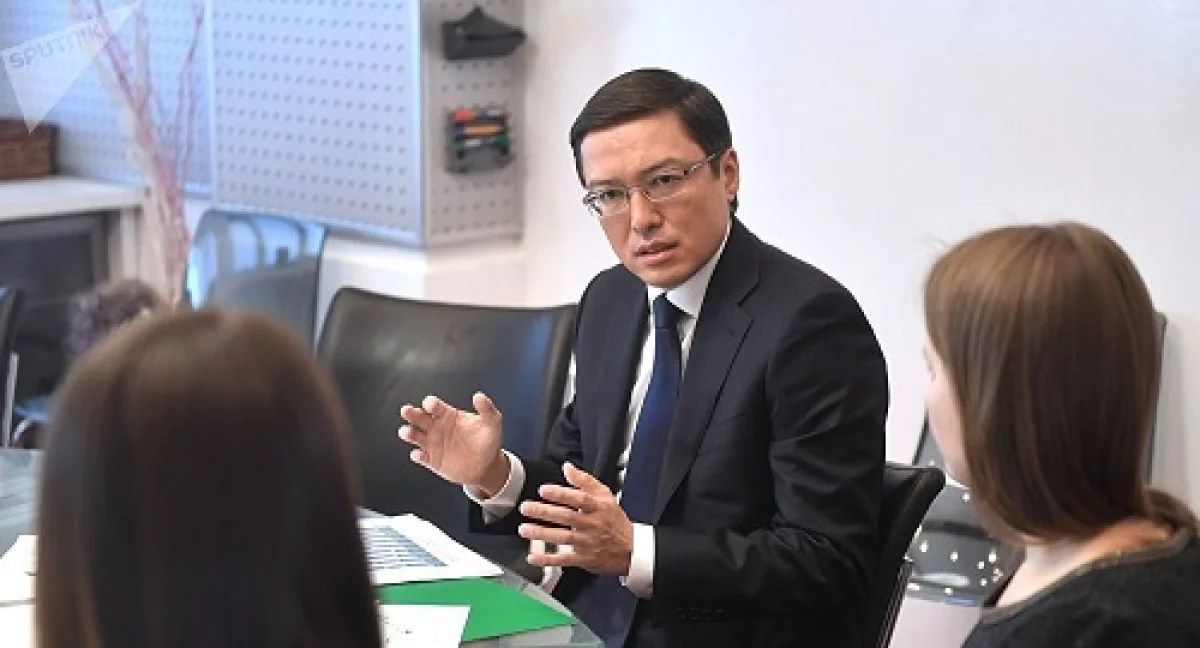 Тенге будет колебаться: Акишев призвал казахстанцев не поддаваться панике 