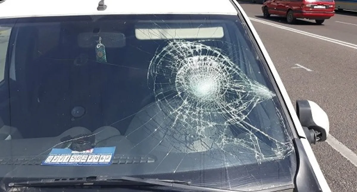 Алматыда автобустан түсіп бара жатқан қызды көлік қағып кетті