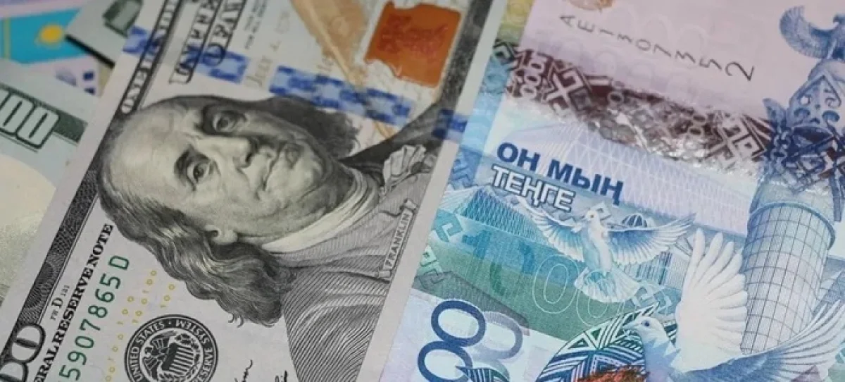 Тенге продолжает падать – доллар в обменниках продают по 375