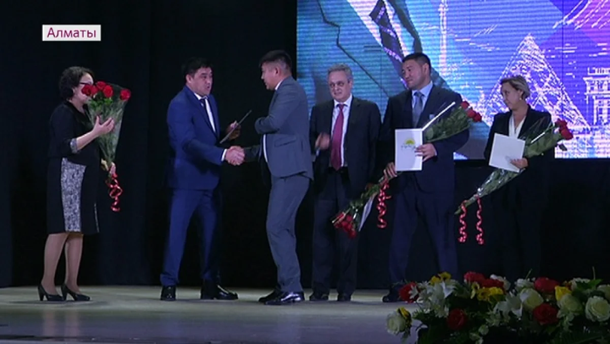 Қайырымдылық, төсбелгі және көрме: Тұңғыш Президент күні Алматыда кеңінен аталып өтті
