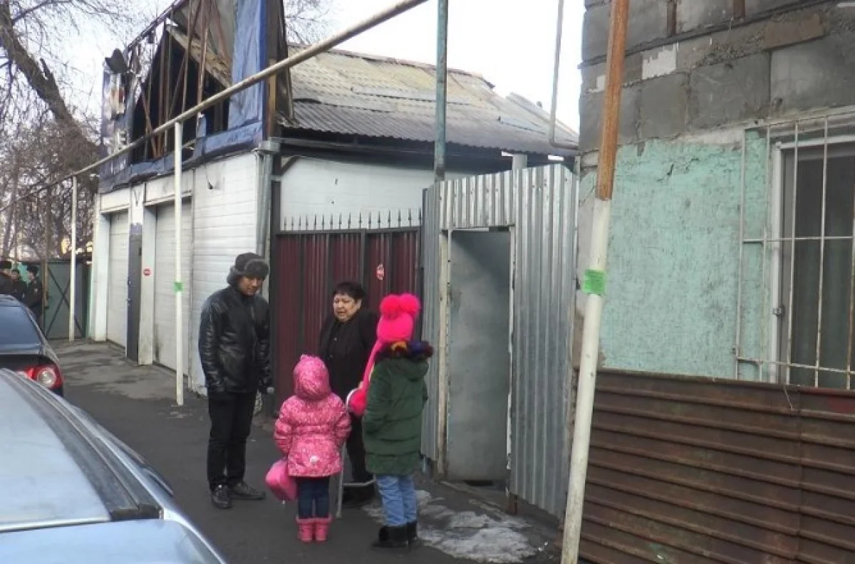 Пострадавшие поблагодарили полицейского, спасшего 6 человек из огня в Алматы 