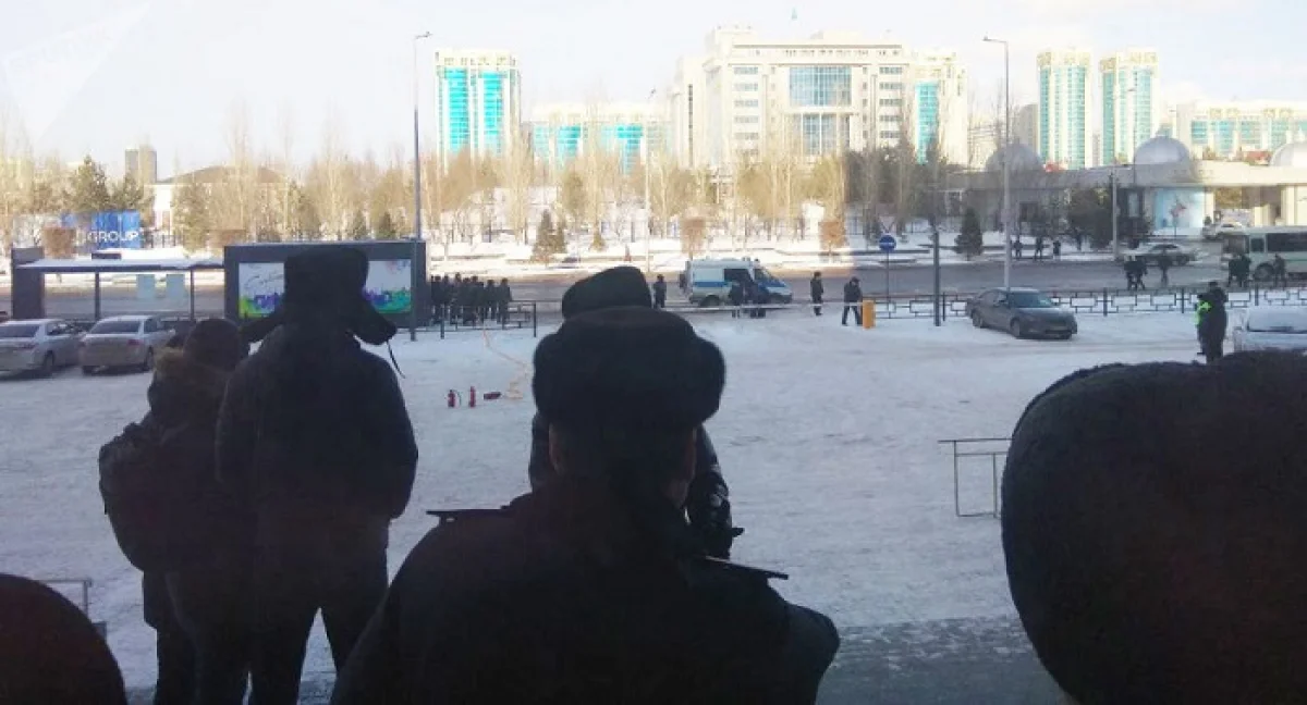 Угрожавшего себя взорвать мужчину в центре Астаны забрали полицейские