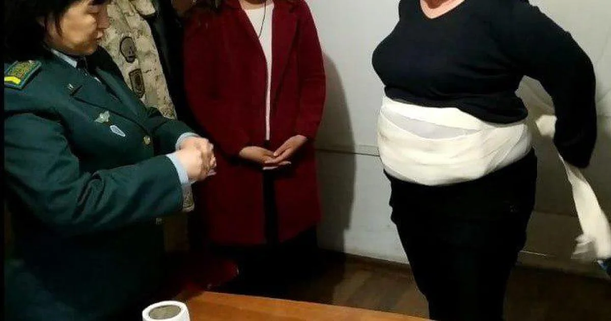 Қазақстан азаматы мүгедек жанның беліне есірткі байлап, шекарадан алып өтпек болған