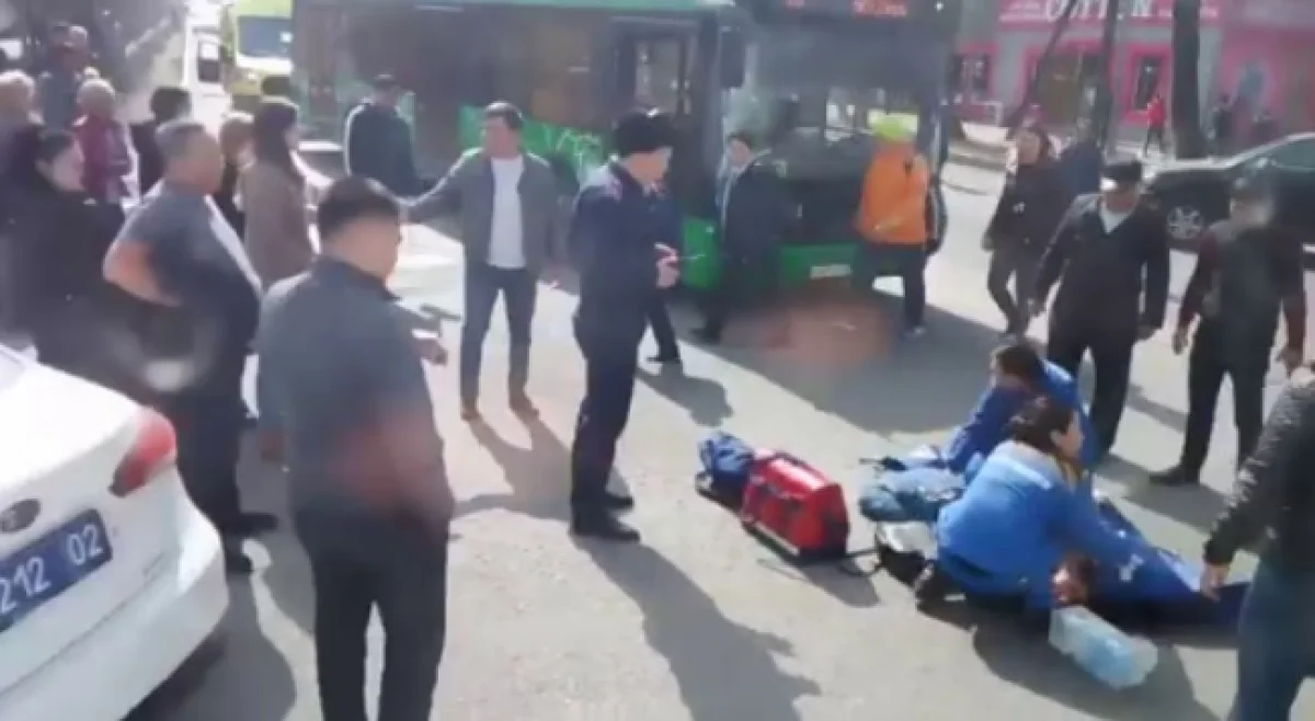 Алматыда автобус жүргізушісі жас қызды қағып кетті (видео)