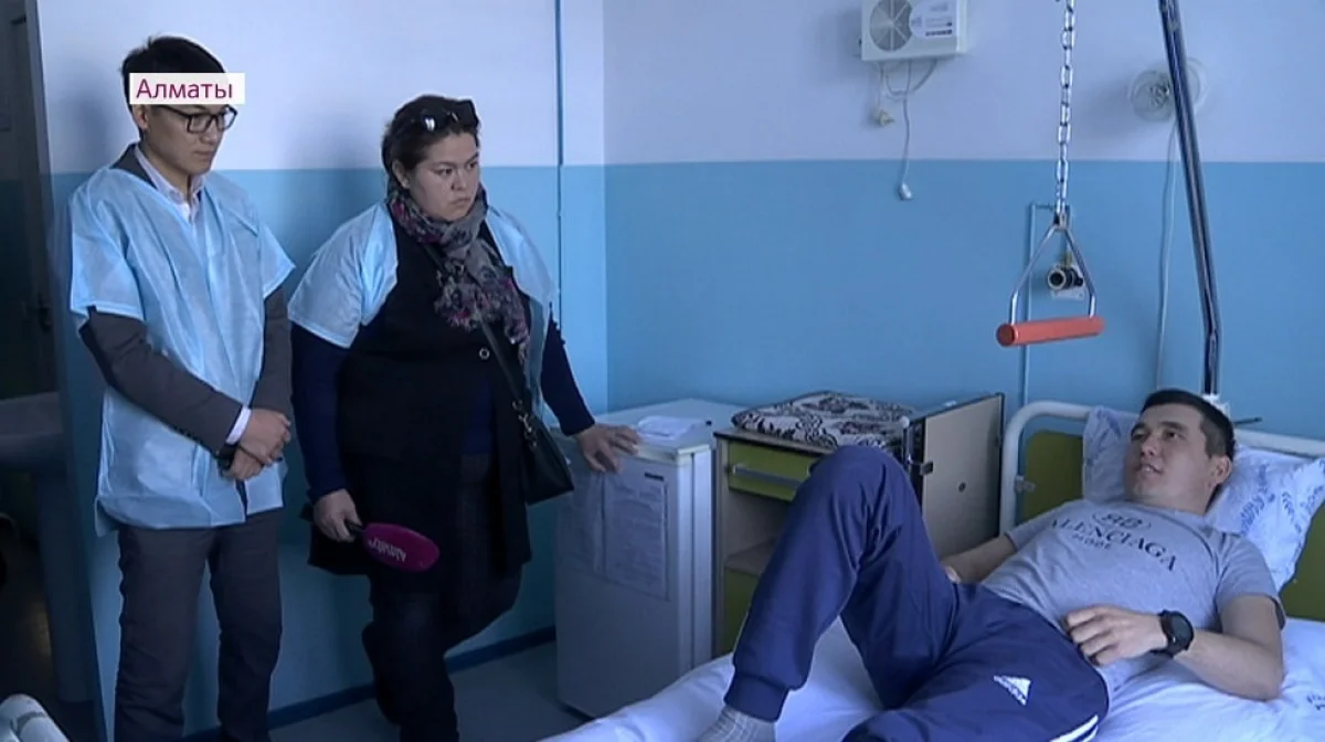 Алматыда қақпаның астында қала жаздаған әскери бөлімше қызметкерінің беті бері қарады