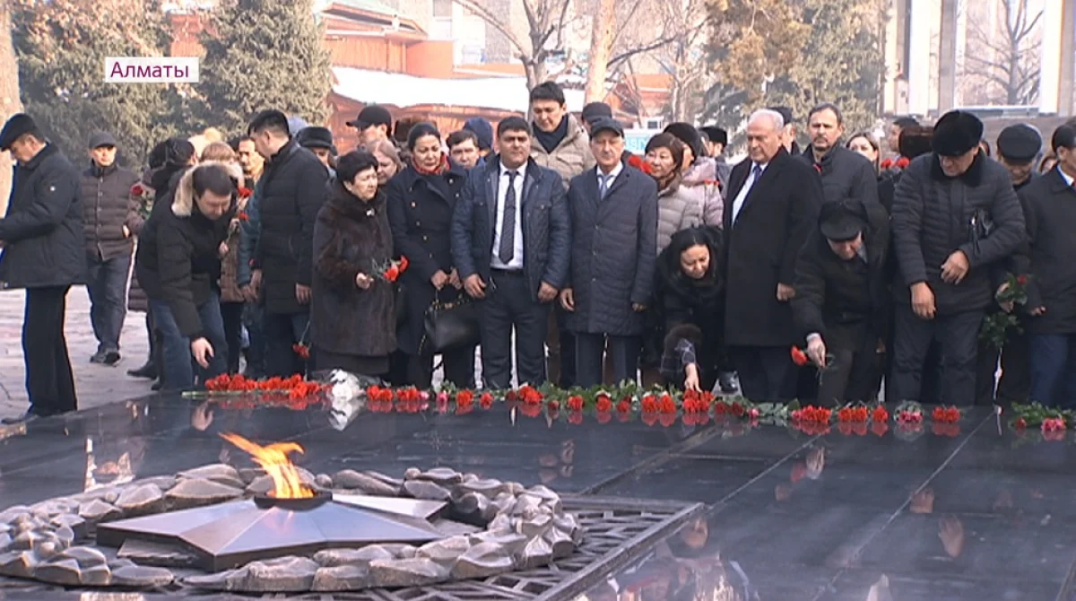Память погибших в авиакатастрофе почтили у Вечного огня в Алматы