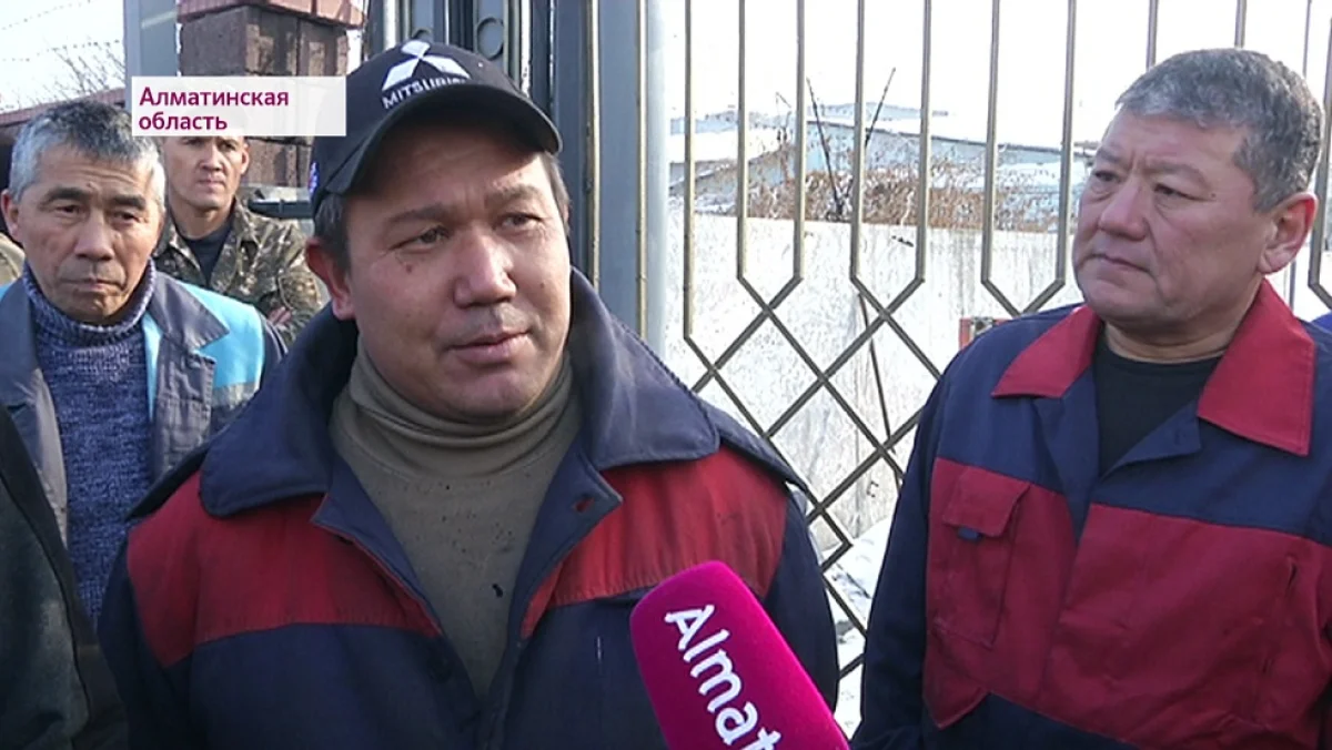 Рабочие завода в Алматинской области требуют выплатить им зарплаты