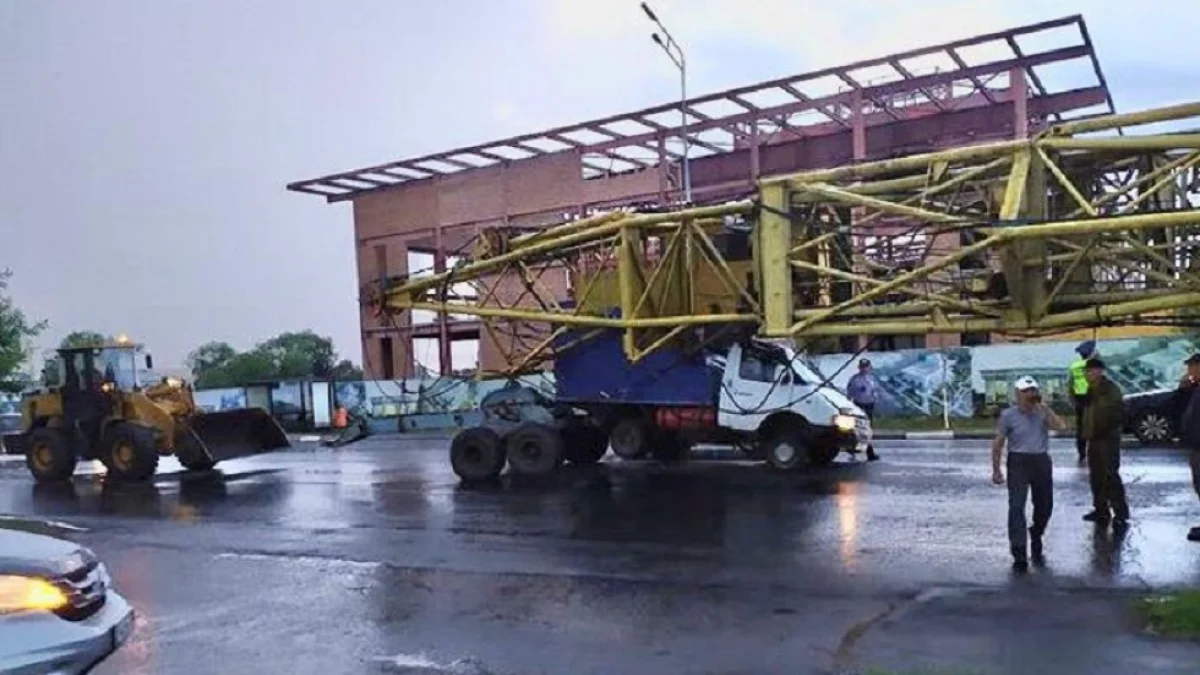 Петропавлда жүріп бара жатқан көлікті құрылыс краны басып қалды