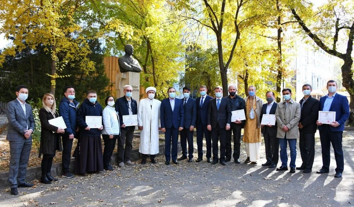 Алматы қаласы әкімінің орынбасары діни бірлестіктердің жетекшілеріне алғыс хаттар табыстады
