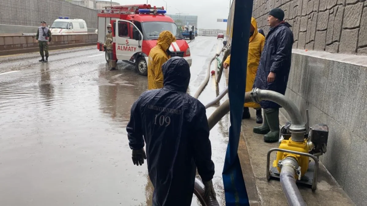 В Алматы коммунальные службы оперативно устраняют случаи подтоплений