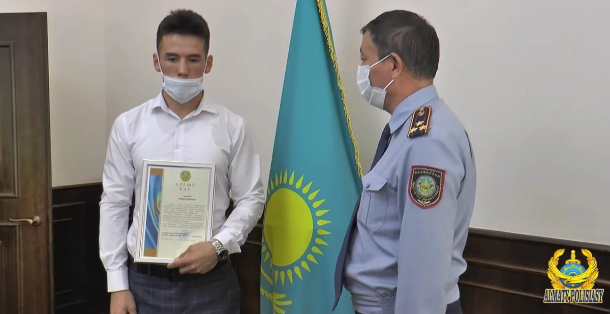 Добросовестного таксиста наградили в полиции Алматы 