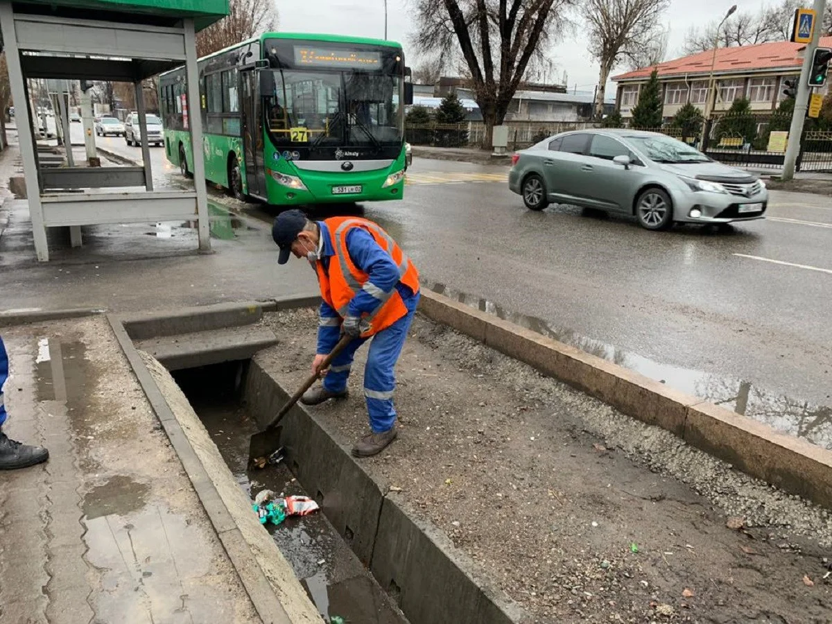 Алматыда арықтар тазаланды