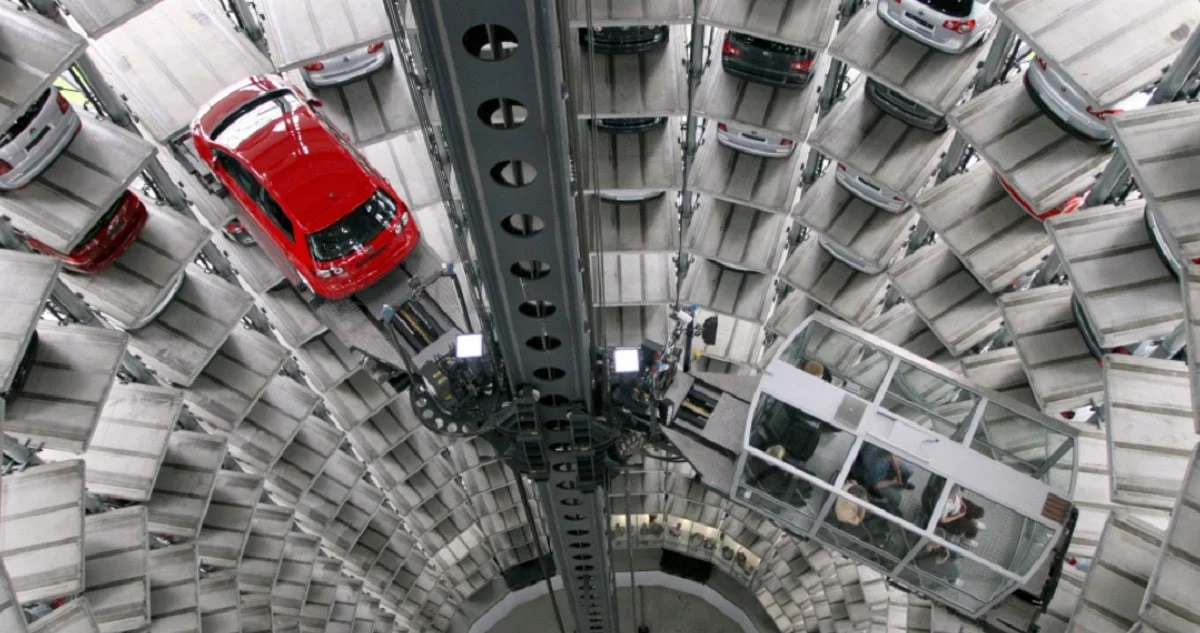 иллюстрированное фото: Eureka Tower Car Park (Австралия) / AUSmotive.com

