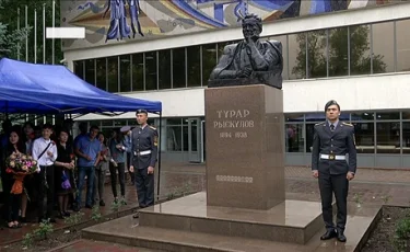 Алматинцы возложили цветы к памятнику Турара Рыскулова