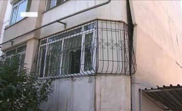 В Алматы жители пожаловались на покосившуюся многоэтажку
