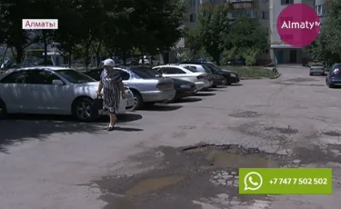 Жители Жетысуского района Алматы жалуются на ямы во дворах 