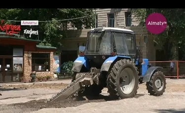На улицах Алматы продолжается реконструкция водопроводных сетей 