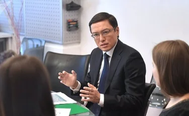 Тенге будет колебаться: Акишев призвал казахстанцев не поддаваться панике 