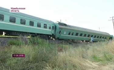 Основную версию схода поезда в Жамбылской области озвучил министр Женис Касымбек 