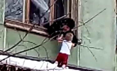 В Павлодаре двухлетний малыш выпал с третьего этажа и остался жив 