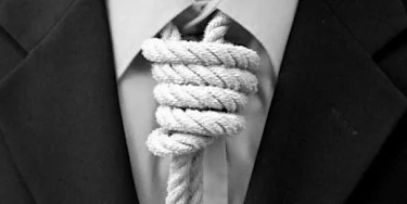 В Уральске 30-летнего чиновника нашли повешенным в служебном кабинете