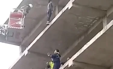 Девушка пыталась совершить суицид в Таразе - спасатели ей помешали (ВИДЕО)