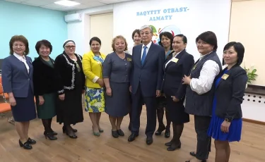 Касым-Жомарт Токаев посетил Дом матери "Бақытты отбасы" в Алматы