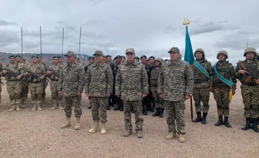 Токаев поздравил военнослужащих с Днем защитника Отечества 