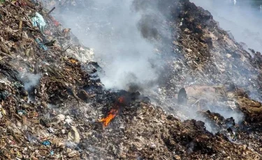 С возгоранием на мусорном полигоне продолжают бороться 90 человек 