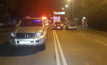 В Алматы женщина попала сразу под две машины