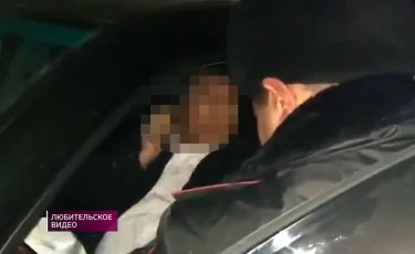 Пьяный водитель врезался в припаркованные авто во дворе Караганды