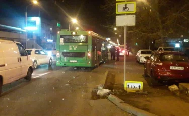 Водителю стало плохо: автобус вылетел на обочину в Алматы 