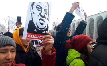 В Бишкеке люди вышли на митинг