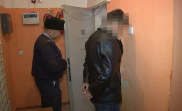Выбросил тело в кювет на трассе: подозреваемый в убийстве родственника задержан в Нур-Султане 
