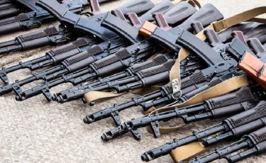 За незаконную реализацию оружия осудили банду в Алматы 