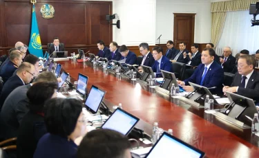 Аскар Мамин поручил обеспечить социальную стабильность и занятость населения