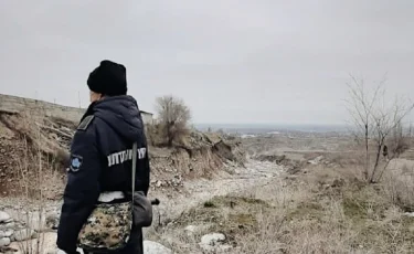 Пытались обойти блокпост через реку: гвардейцы задержали четырех граждан в Алматы 