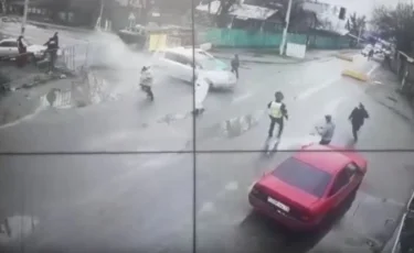 Пьяный водитель протаранил блокпост в Алматы: полицейского с переломами доставили в больницу