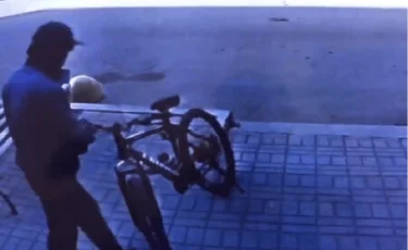 Кража велосипеда попала на видео в Алматинской области 