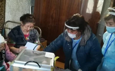101-летняя жительница Алматы проголосовала на выборах