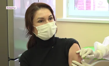 Депутаты маслихата Алматы привились от коронавируса 
