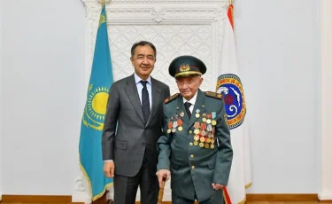 Бакытжан Сагинтаев поздравил ветерана-панфиловца со столетним юбилеем
