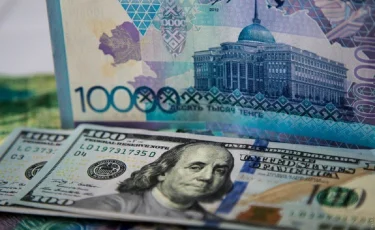 Теңге тағы құлдырады: Ұлттық банк ертеңгі доллар бағамын бекітті 