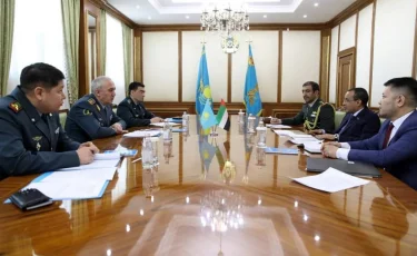 Қорғаныс министрі БАӘ Төтенше және Өкілетті Елшісімен кездесті