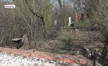 Ничего святого: на Кенсайском кладбище в Алматы появились вандалы