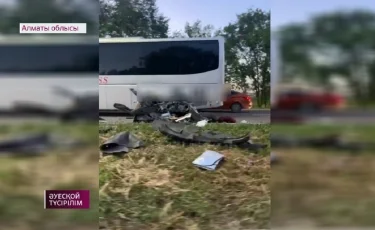 Автомобиль разорвало на части на трассе близ Алматы 