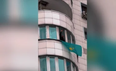 Казахстанец предложил ежегодно вывешивать флаг Казахстана на своих балконах
