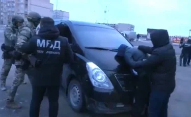 Липовые документы: в Актобе задержали продавца удостоверений "сотрудников МВД"